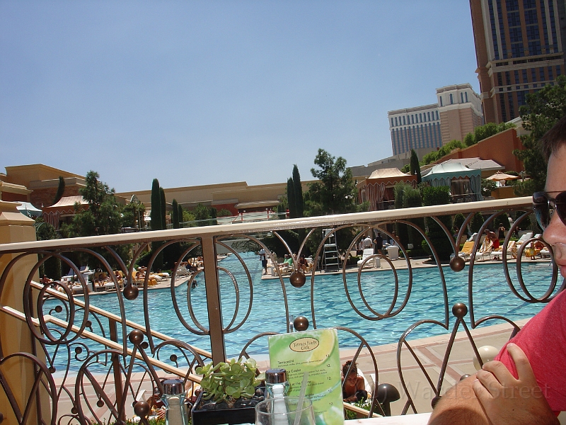 Defcon 15 Wynn Pool 1.jpg